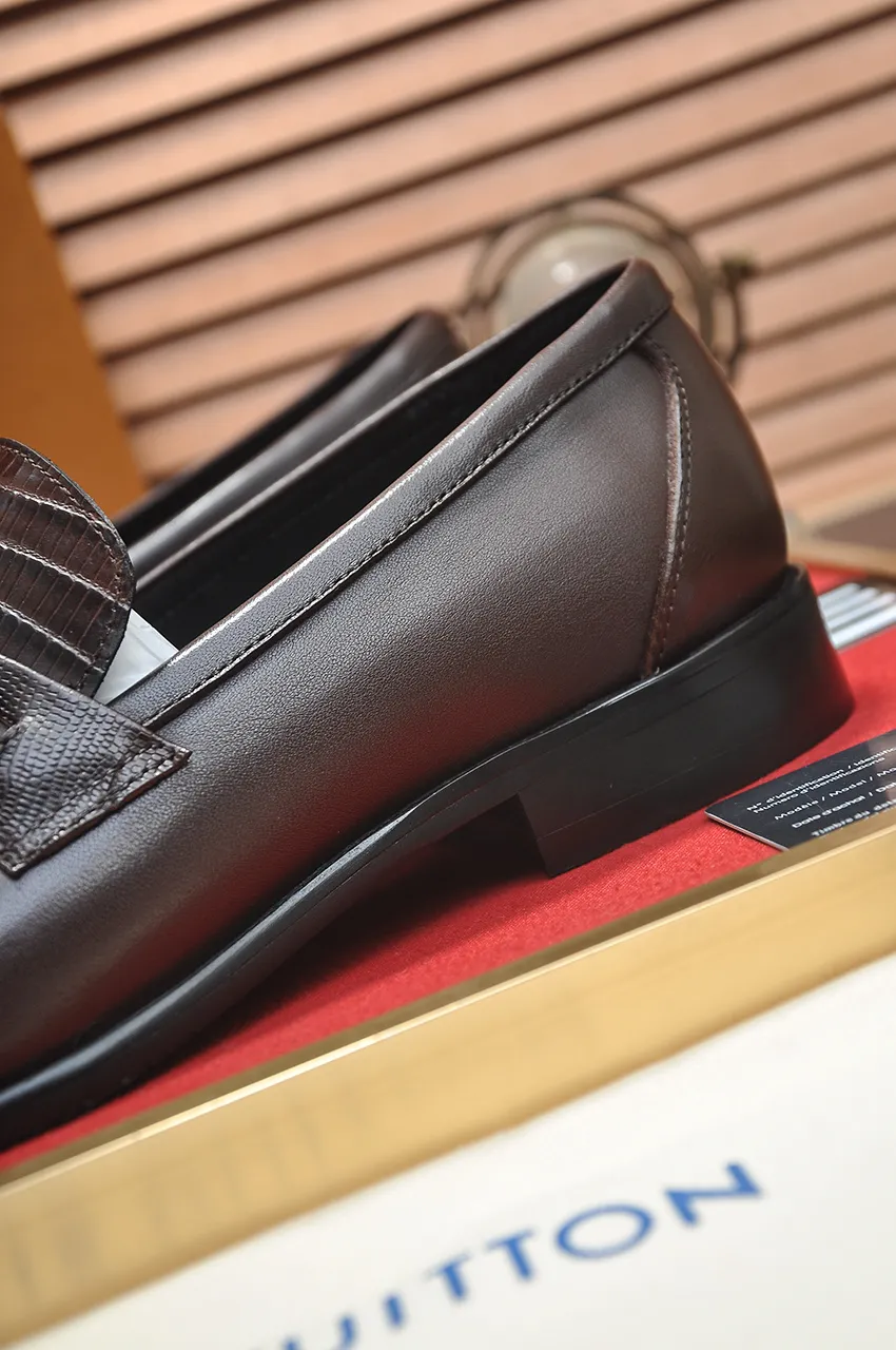Men's men's shoes 💰540💶 [LV] (original single cowhide lining) 🍀LV's latest genuine leather business suit shoes are launched simultaneously on the official website. The first-layer cowhide imported from Italy is made of heavy gold, 💥official website 1:1 rubber outsole. Versatile to wear, high-end without losing class, and the color combination is extraordinary. This four-season style is alluring when worn on your feet, showing off your big-name flair. Standard code 38-45 (45 customized)